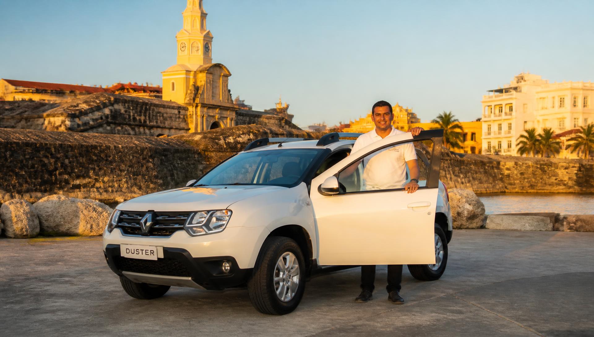 Vehículo blanco de la flota frente a las murallas de Cartagena de Indias al atardecer